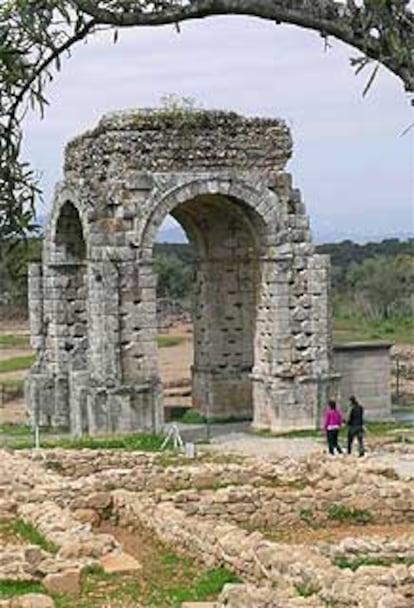 Arco tetrapilo (cuatro pilares) de Cáparra (Cáceres), uno de los más llamativos monumentos romanos de la Vía de la Plata.