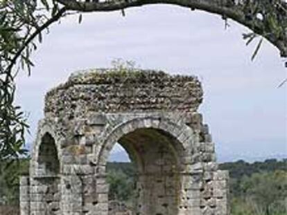 Arco tetrapilo (cuatro pilares) de Cáparra (Cáceres), uno de los más llamativos monumentos romanos de la Vía de la Plata.