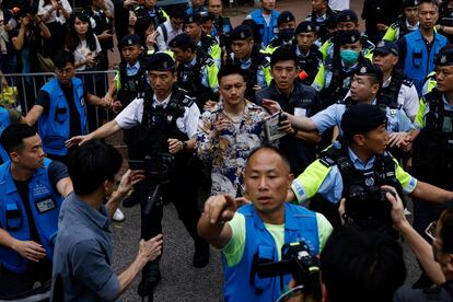 Lee Yue-shun, en el centro, era escoltado este jueves hacia el tribunal antes de ser absuelto en el juicio por cargos recogidos en la Ley de Seguridad Nacional, en Hong Kong.