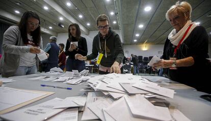 Miembros de las mesas electorales recuentan los votos en Terrassa, ayer.
