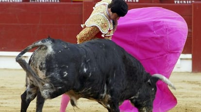 El Fandi, con el primero de su lote, al que cort&oacute; una oreja.