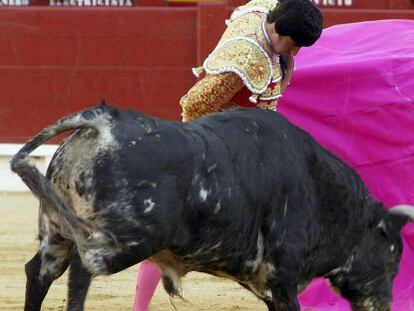 El Fandi, con el primero de su lote, al que cort&oacute; una oreja.