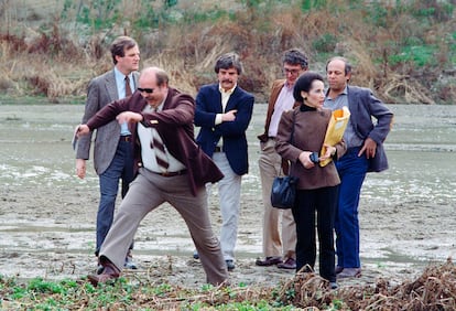 Judge Roger W. Boren (center) and Los Angeles District Attorney Lea D'Agostino watch firefighters recreate the helicopter's flight path during the investigation into the on-set deaths of 'Twilight Zone: The Movie.' 