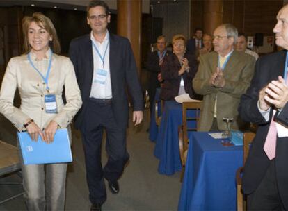 Antonio Basagoiti, con la secretaria general del PP, María Dolores de Cospedal, ayer en Vitoria.