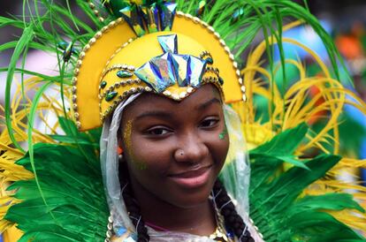 Una artista participa en el Carnaval de Notting Hill.