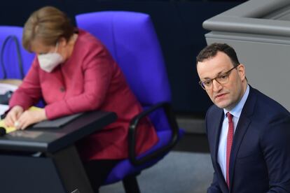 El ministro de Sanidad, Jens Spahn, habla cerca de la canciller Angela Merkel este miércoles en el Parlamento. 