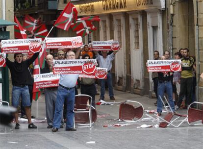 Manifestantes radicales ayer en la Parte Vieja de San Sebastián.