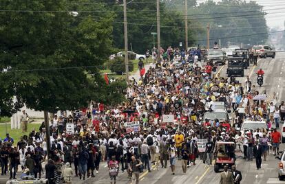 Cientos de personas han participado en la marcha convocada en Ferguson un año después de la muerte del joven negro Michael Brown.