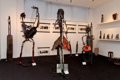 <i>Los siete músicos y una cantante</i>, obra de Sahab Koanda realizada con materiales de vertederos: piezas de coches, neumáticos, cadenas.