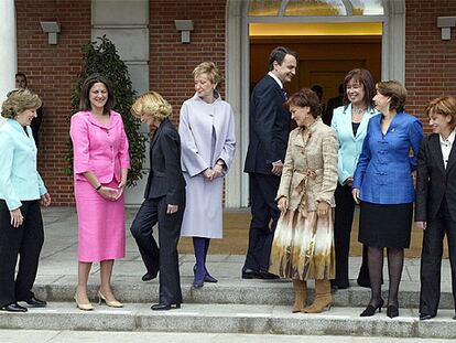 José Luis Rodríguez Zapatero, junto con sus ocho ministras en La Moncloa, el pasado 19 de abril.