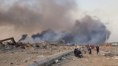 Segundo a Agência Nacional de Notícias (ANN), a explosão aconteceu em um armazém de explosivos do porto de Beirute e foi precedida de um incêndio em um hangar de silos de trigo do porto. Na imagem, a zona afetada.