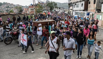 Cortejo fúnebre de Christian Charris, assassinado por policiais, em setembro.