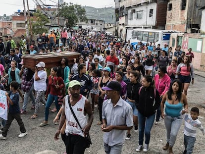 Cortejo fúnebre de Christian Charris, assassinado por policiais, em setembro.