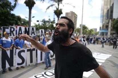 Un manifestante de la oposición grita durante las protestas contra la instalación de la Asamblea Constituyente propuesta por el presidente Nicolás Maduro, en Caracas.