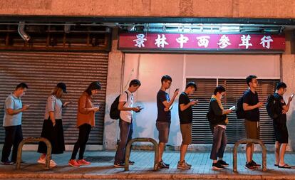 Electores esperando su turno para votar en Hong Kong, el pasado 24 de noviembre.