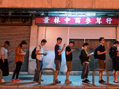 Electores esperando su turno para votar en Hong Kong, el pasado 24 de noviembre.