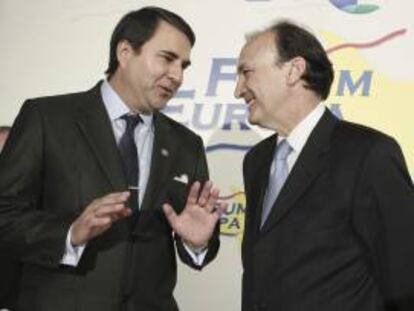 El presidente de Paraguay, Federico Franco (i), conversa con Jesús Manuel Gracia Aldaz, secretario de Estado de Cooperación Internacional y para Iberoamérica poco antes de su intervención en un desayuno informativo de Fórum Europa, celebrado hoy en un hotel de Madrid.
