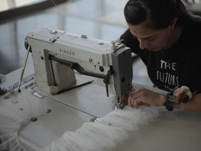 Una mujer en el taller de confección de tutús del festival Despertares.