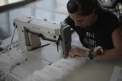 Una mujer en el taller de confección de tutús del festival Despertares.