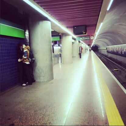 Ênfase discreta no cantinho da estação MASP do metrô.