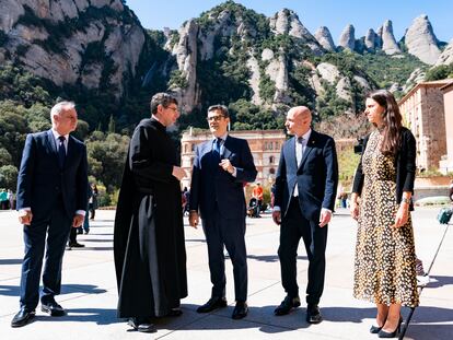 El ministro de la Presidencia, Félix Bolaños (en el centro) charla con el prior Bernat Juliol (segundo desde la izquierda) durante su visita al monasterio de Montserrat en Monistrol de Montserrat (Barcelona)