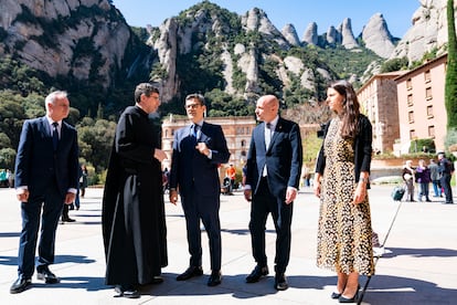 El ministro de la Presidencia, Félix Bolaños (en el centro) charla con el prior Bernat Juliol (segundo desde la izquierda) durante su visita al monasterio de Montserrat en Monistrol de Montserrat (Barcelona)