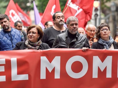 En primera fila y en el centro, el secretario general de CCOO, Unai Sordo, en una manifestación en Bilbao