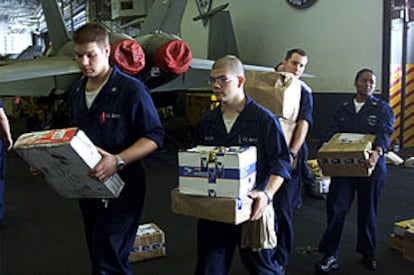 Marineros del portaaviones estadounidense <i>USS Enterprise</i> recogen el correo.