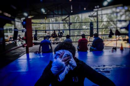 Un joven boxeador entrena en un gimnasio en el barrio de Tepito en Ciudad de México el 8 de septiembre de 2021. México es un país con una enorme afición y semillero de boxeadores y el boxeo es el segundo “deporte” favorito, detrás del fútbol. 
