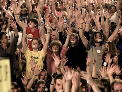 Imagen de los concentrados en la Puerta del Sol, muchos con trozos de cinta aislante tapando sus bocas, en torno a la medianoche de ayer.