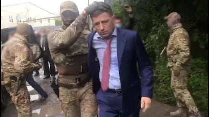 Miembros de las fuerzas de seguridad rusa detienen al gobernador de Jabarovsk el jueves.