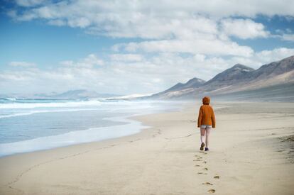 Paseo por la playa de Jandía, en Fuerteventura (Canarias).