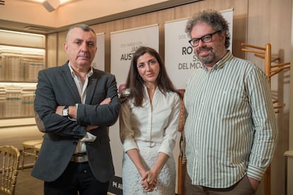 Manuel Vilas, Espido Freire y Sergio del Molino, el 20 de marzo de 2025, en el Café Varela de Madrid.