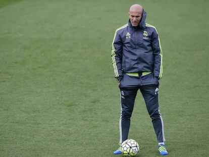 Zinedine Zidane en un entrenamiento del Real Madrid. 