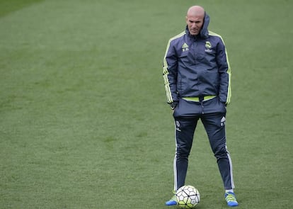 Zinedine Zidane en un entrenamiento del Real Madrid. 