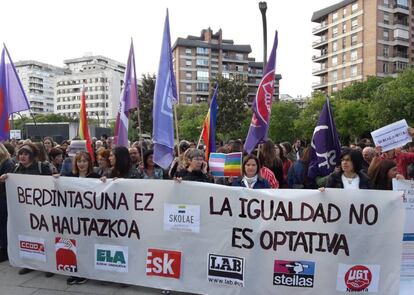 Manifestación frente al Palacio de Justicia de Pamplona por el modelo educativo.