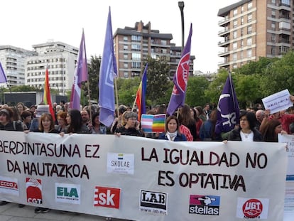 Manifestación frente al Palacio de Justicia de Pamplona por el modelo educativo.