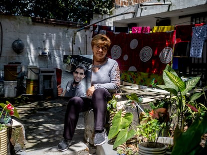 Belén Alzate, 70 años, sostiene la foto de su hijo Juan David López Alzate, asesinado el 28 de enero de 2022, en Medellín.