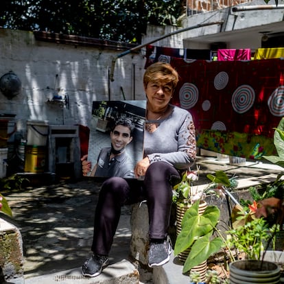Belén Alzate, 70 años, sostiene la foto de su hijo Juanddavid Alzate, luego de que fuera asesinado el 28 de enero de 2022. Medellín, Colombia.