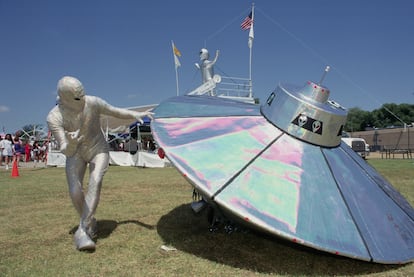 Un concursante vestido de alienígena con un platillo volador en festival OVNI de Roswell.