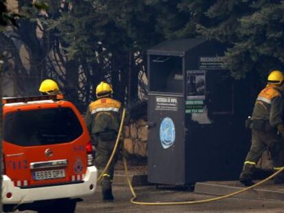 Un grupo de bomberos trabaja cerca de una zona habitada.