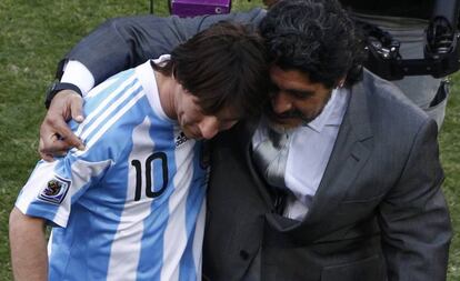 Messi y Maradona, en una imagen del Mundial de 2010 en Sudáfrica.