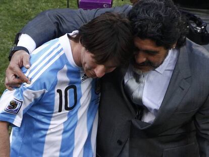 Messi y Maradona, en una imagen del Mundial de 2010 en Sudáfrica.