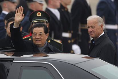 Hu Jintao saluda en presencia del vicepresidente de Estados Unidos, Joe Biden, tras su llegada a Washington.