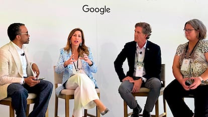 El vicepresidente de Asuntos Públicos de Google, Chris Turner (izquierda) y la alcaldesa de Zaragoza, Natalia Chueca (segunda desde la izquierda) durante su participación en el Google meeting.