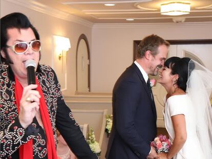 Lily Allen e David Harbour, em seu casamento em Las Vegas.