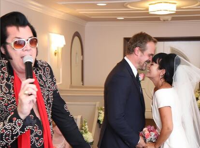 Lily Allen e David Harbour, em seu casamento em Las Vegas.