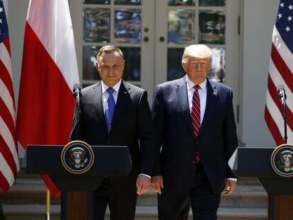 El presidente polaco Andrzej Duda y Donald Trump llegan a la conferencia de prensa de hoy en la Casa Blanca.