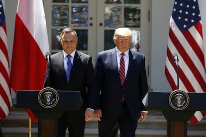 El presidente polaco Andrzej Duda y Donald Trump llegan a la conferencia de prensa de hoy en la Casa Blanca.