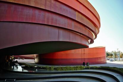 Fachada del Museo del Diseño de la ciudad israelí de Jolón, obra de Arad. Se trata de un sistema de espirales que hace que el museo sea una obra de arte más importante que cualquier exposición que albergue.